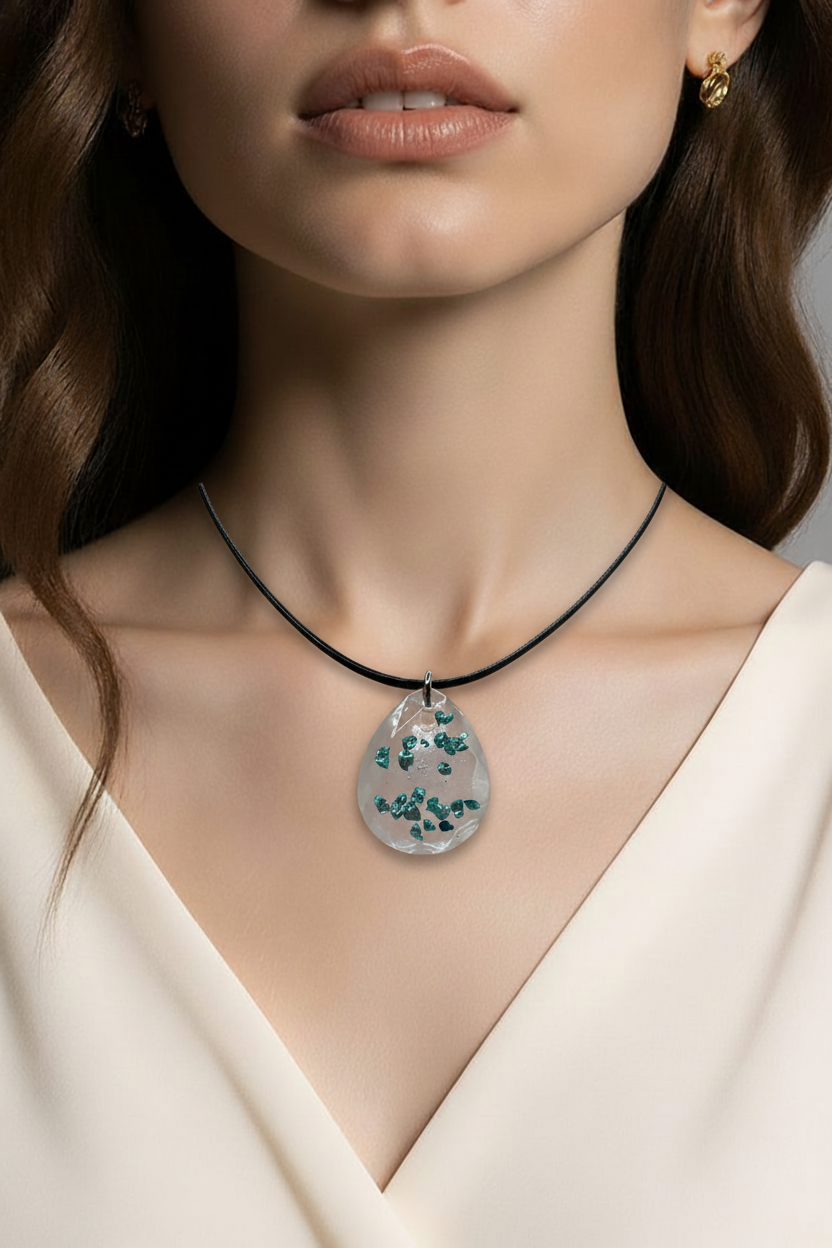 Pendentif en résine avec éclats de verre – Bijou artisanal unique - réf 117