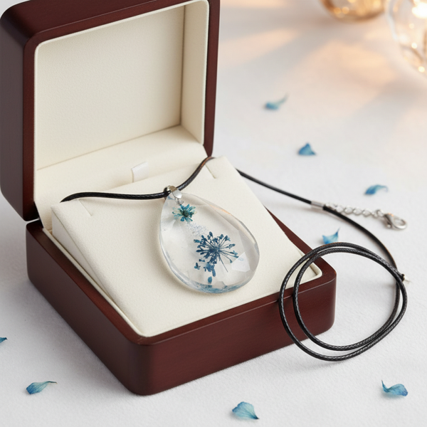 Pendentif en résine avec fleurs séchées  – Bijou artisanal unique -  réf 103