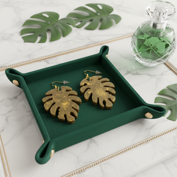 Boucles d’oreilles feuille Monstera en résine – Effet doré pailleté – Bijou artisanal léger et tendance - Réf 141