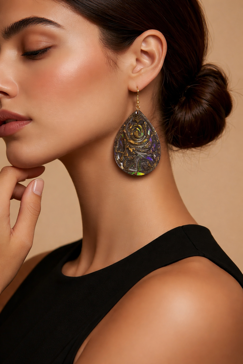 🌙 Boucles d’oreilles holographiques en résine – Gouttes sculptées noir & or, reflets arc-en-ciel – Bijou fait main 🌙Réf 250