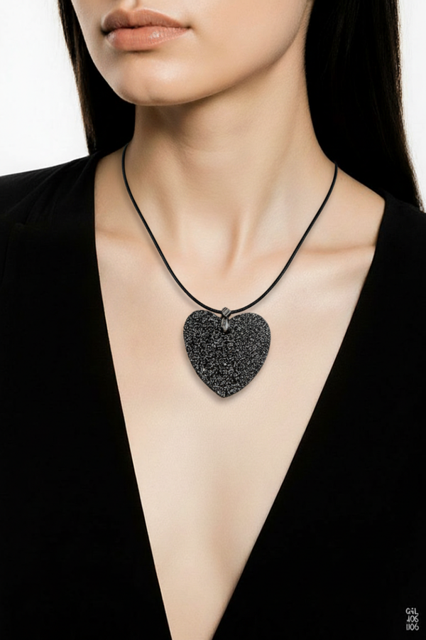 Collier cœur pailleté noir – Pendentif brillant sur cordon réglable – Bijou élégant et original- réf 210