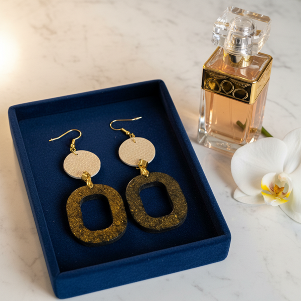 Boucles d’oreilles en résine pailletée & simili cuir – Création artisanale élégante -réf 179