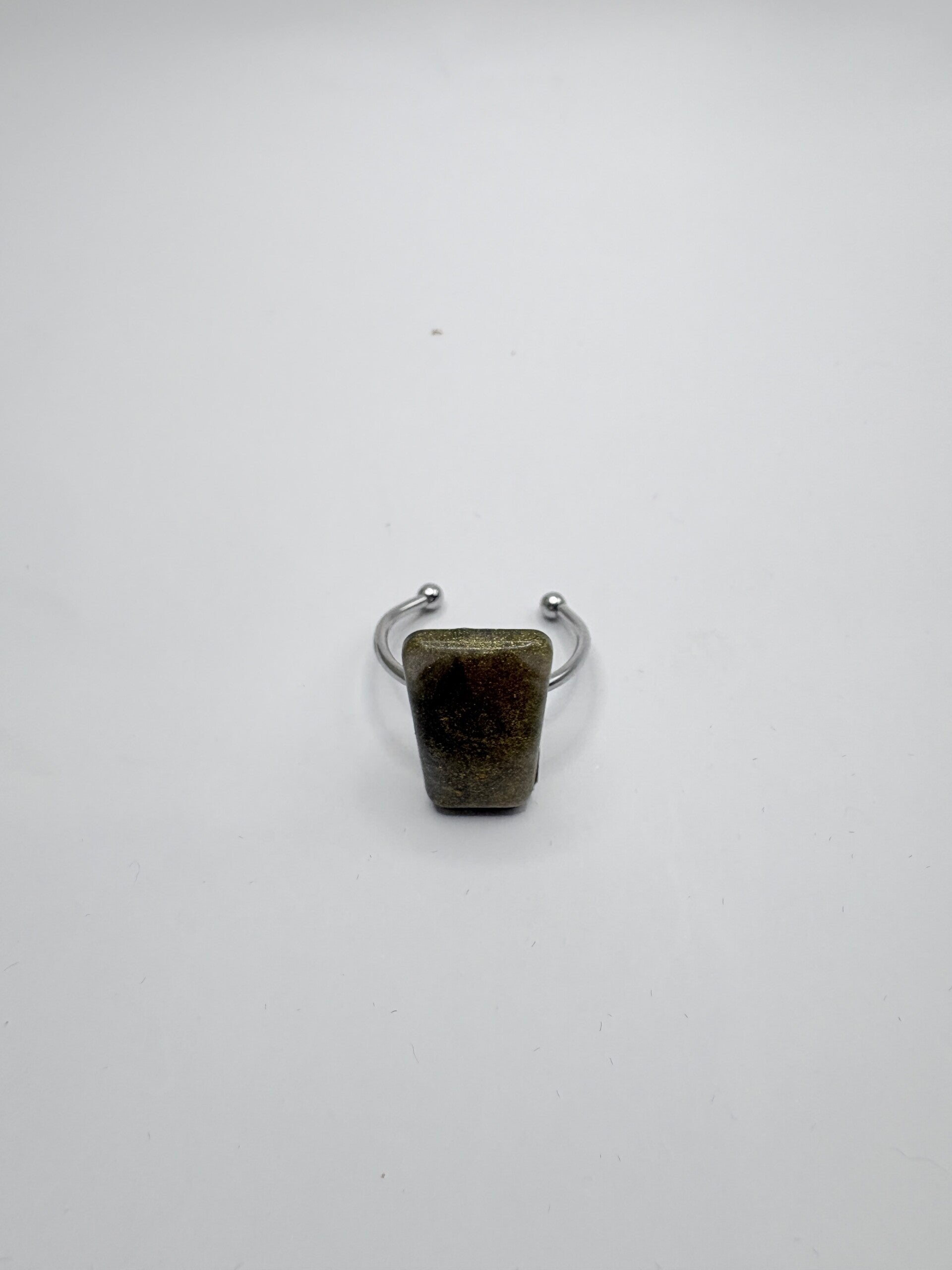 Bague en résine artisanale rectangulaire – Reflets dorés - réf 263