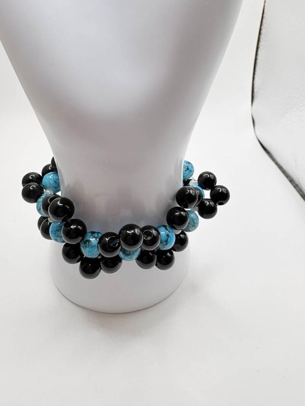 Bracelet élastique en perles noires et bleues – Création artisanale   - réf 276