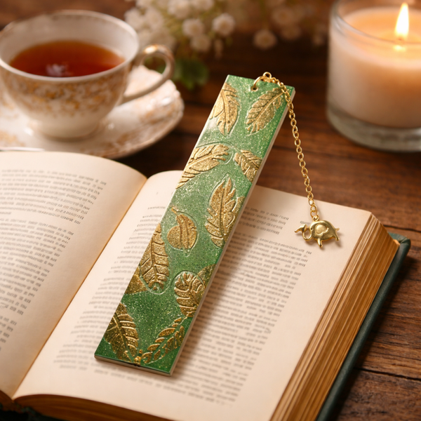 Marque-page artisanal en résine – Feuilles dorées & Éléphant porte-bonheur - réf 297
