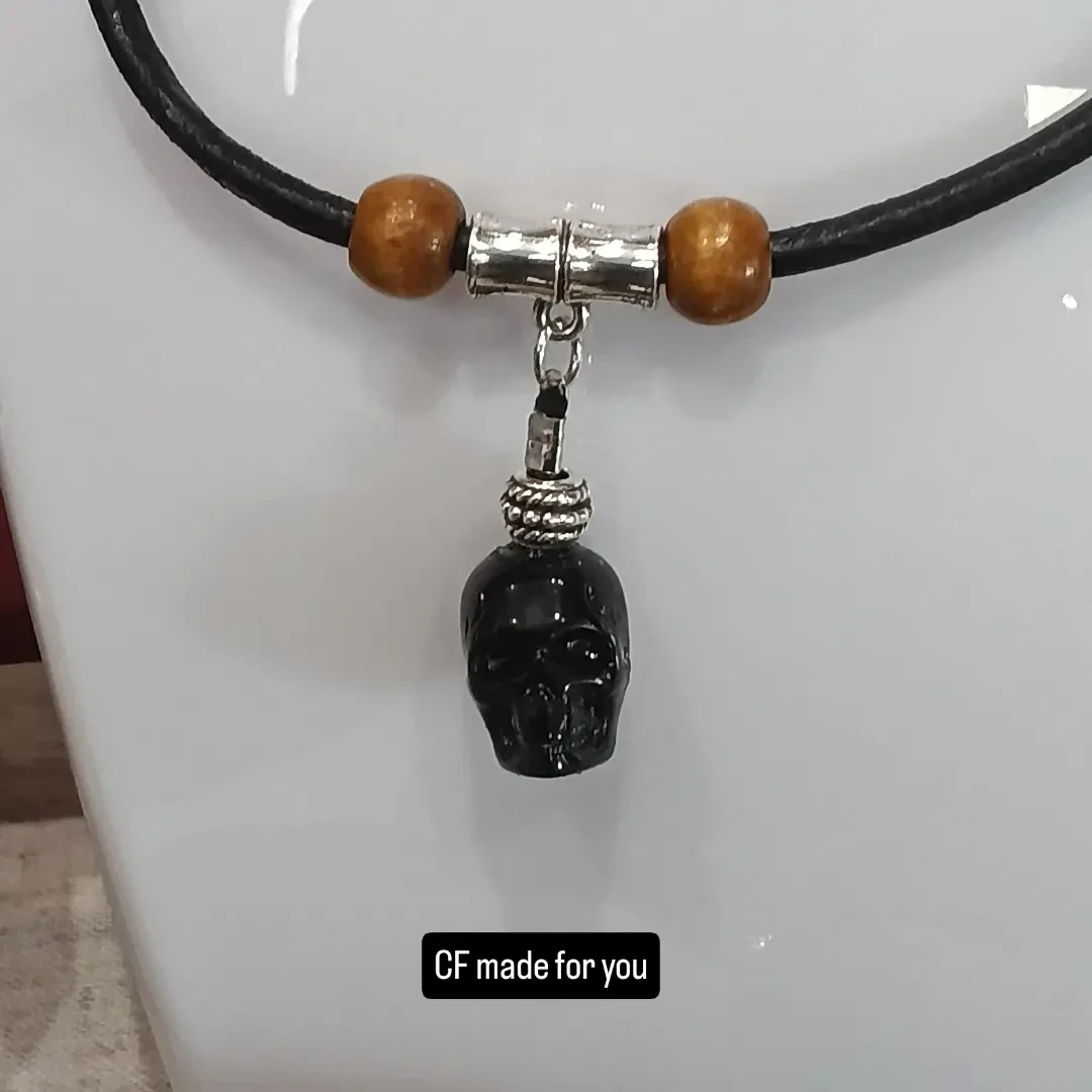 Collier tête de mort noir et perles bois