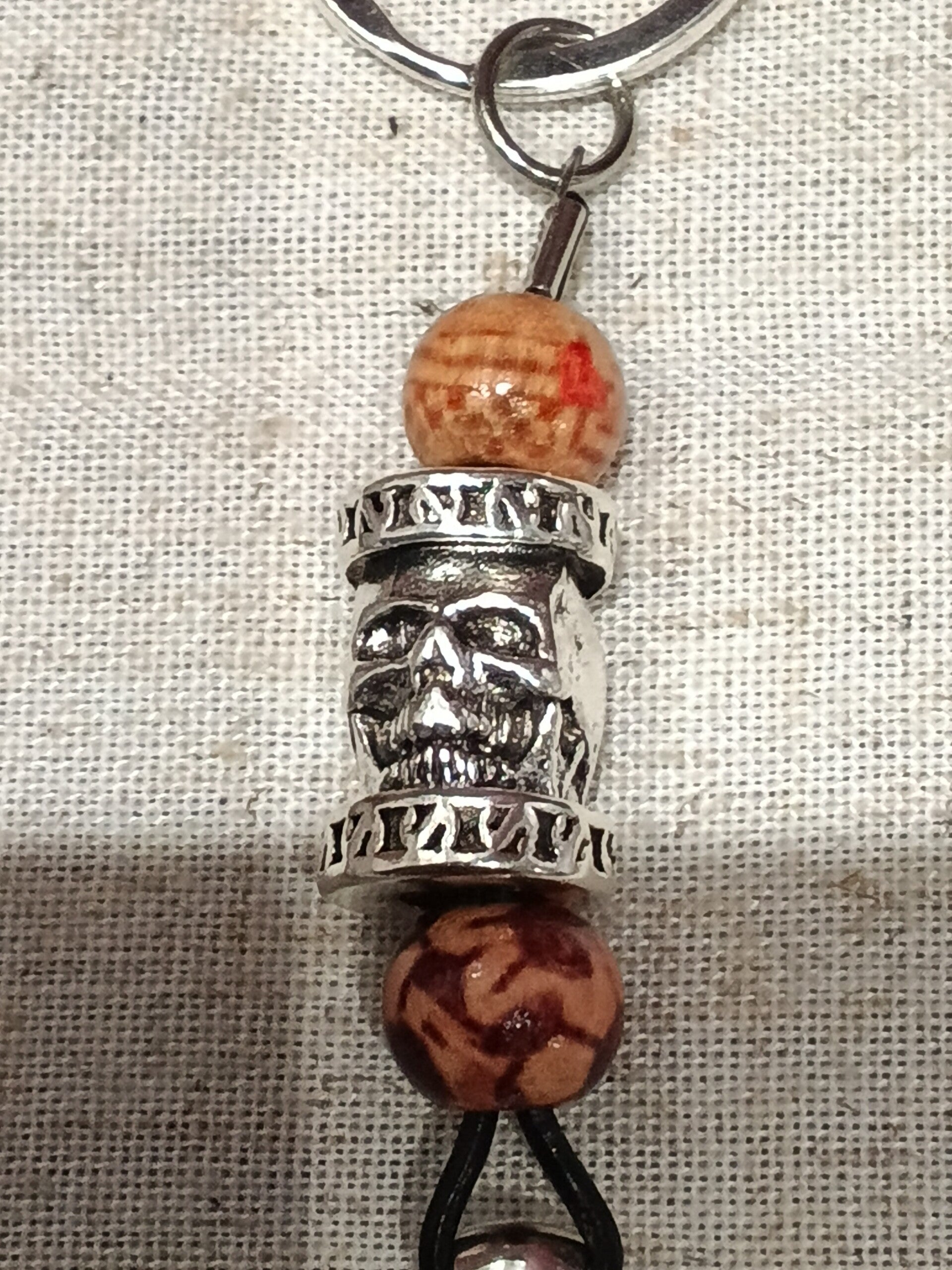 Porte clefs acier et breloques crâne acier