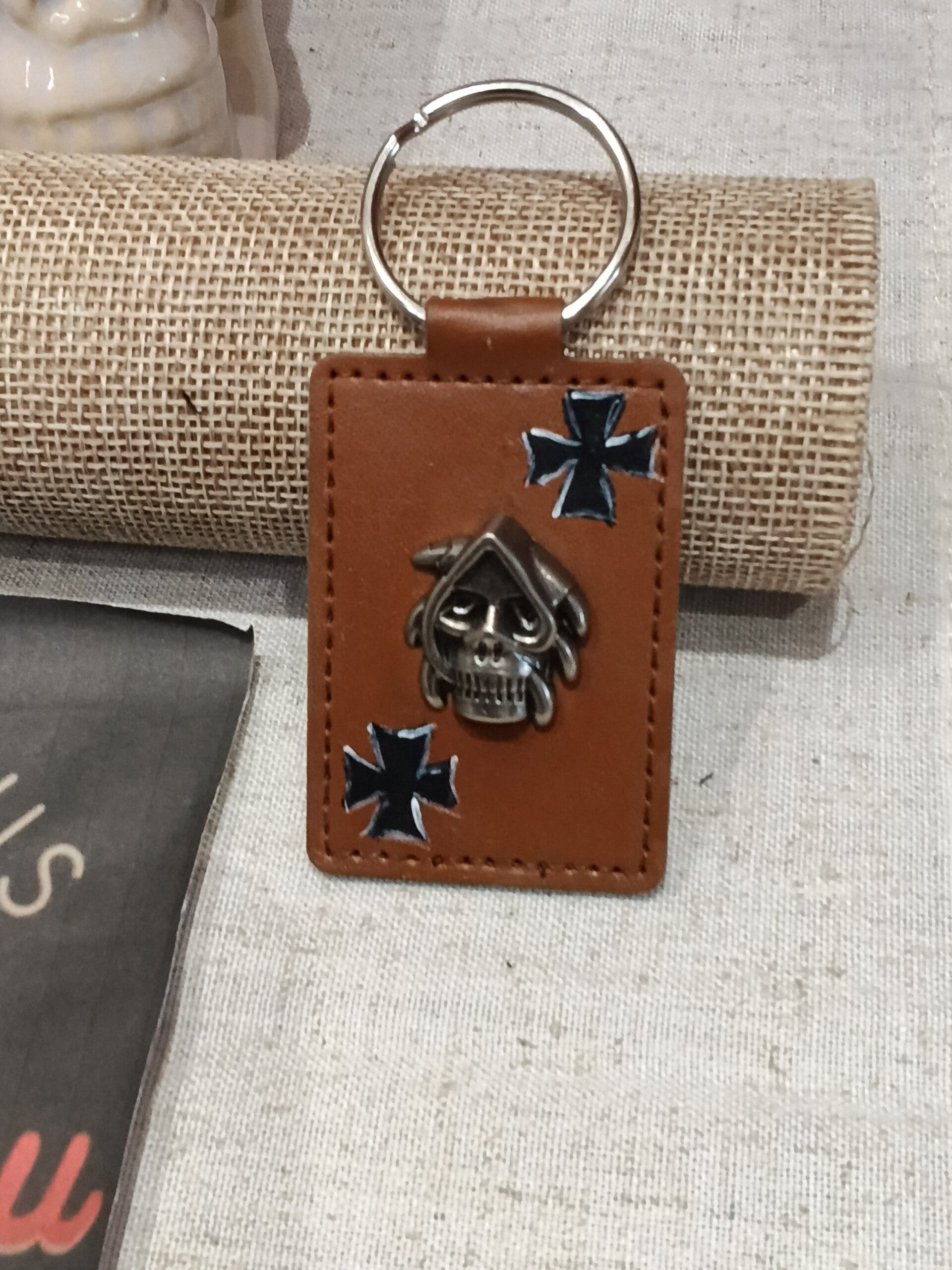 Porte clefs brun rivet plus croix de Malte peint