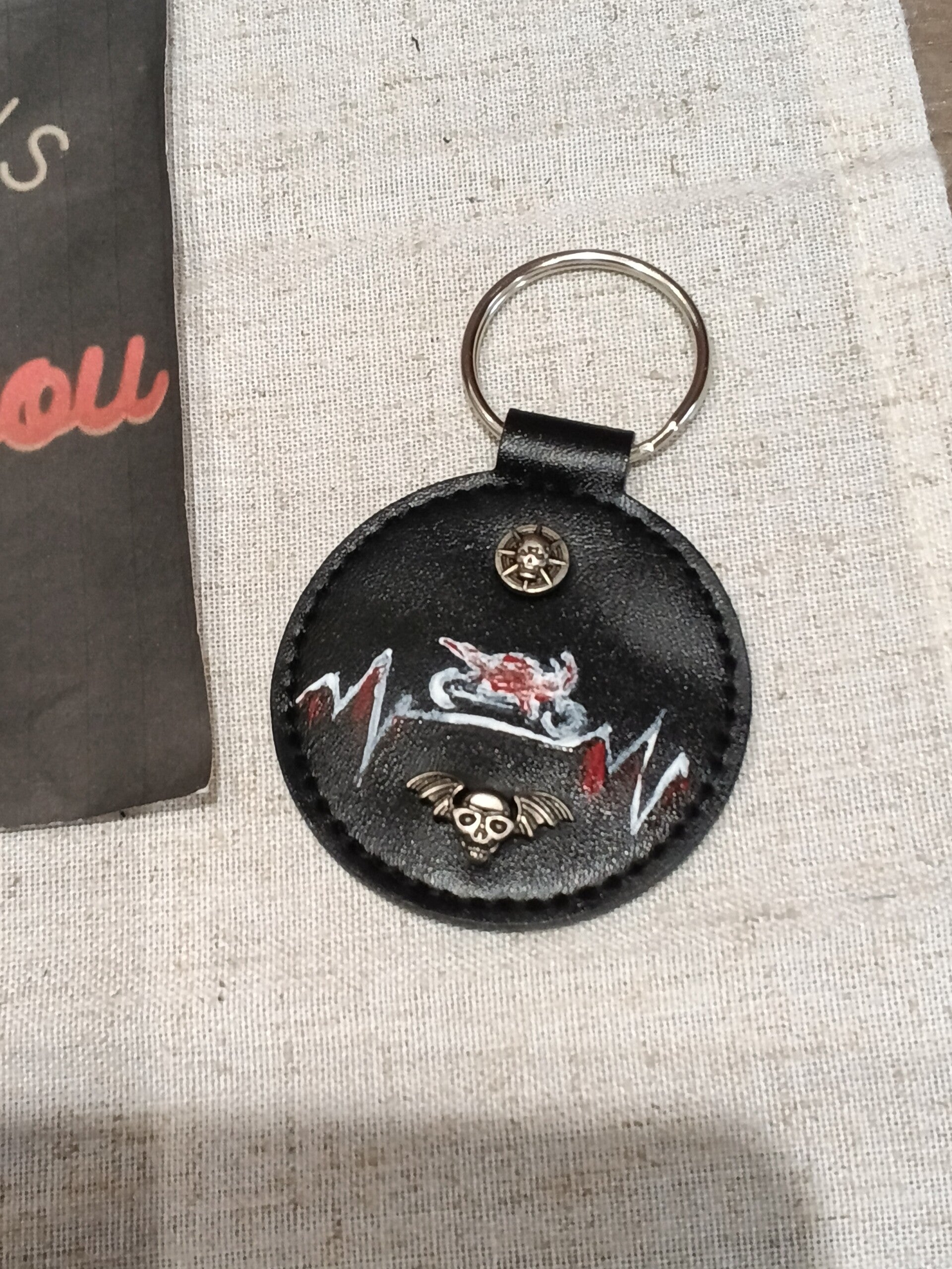 Porte clefs rond noir peinture moto