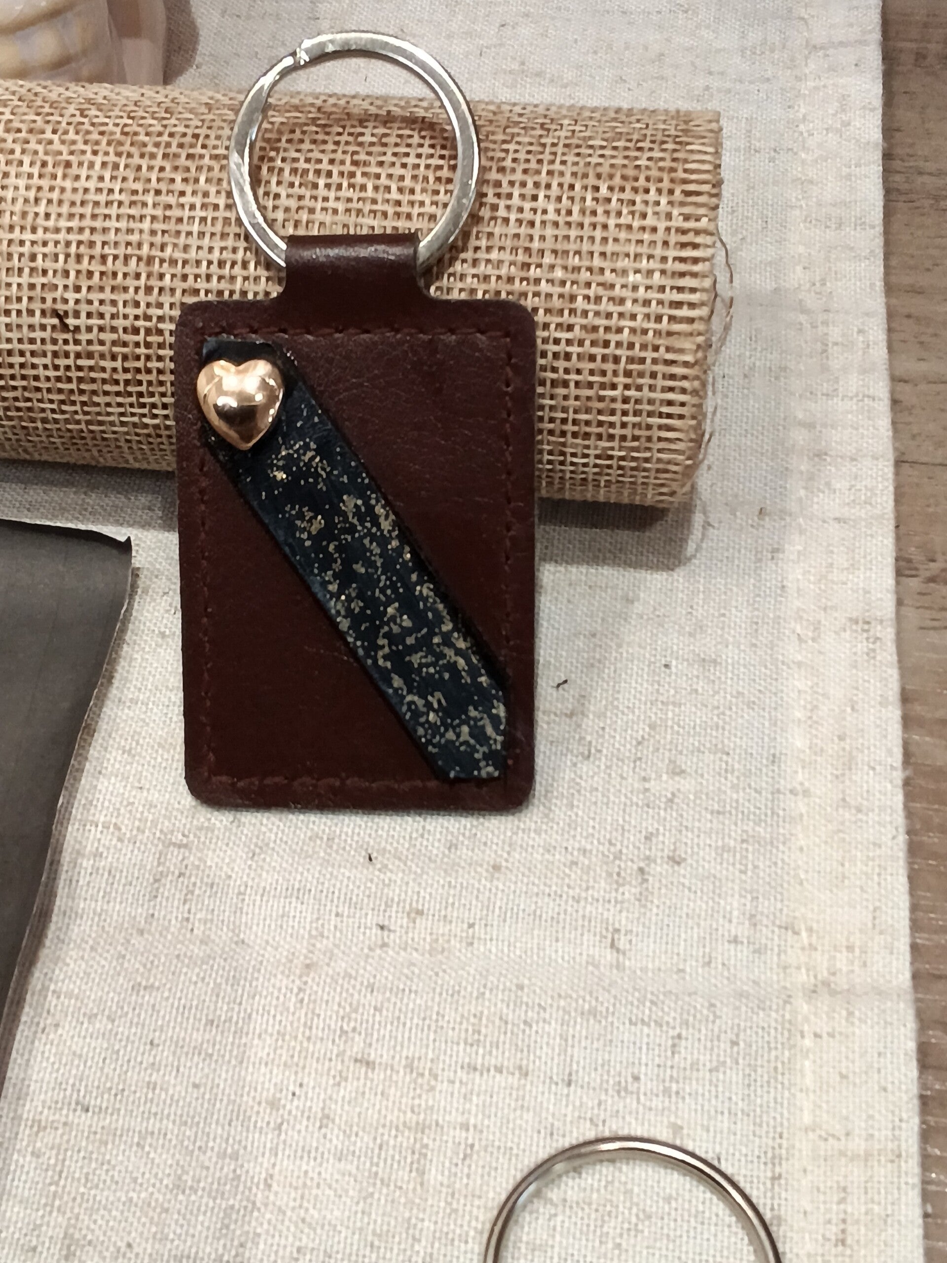 Porte clefs brun coeur doré