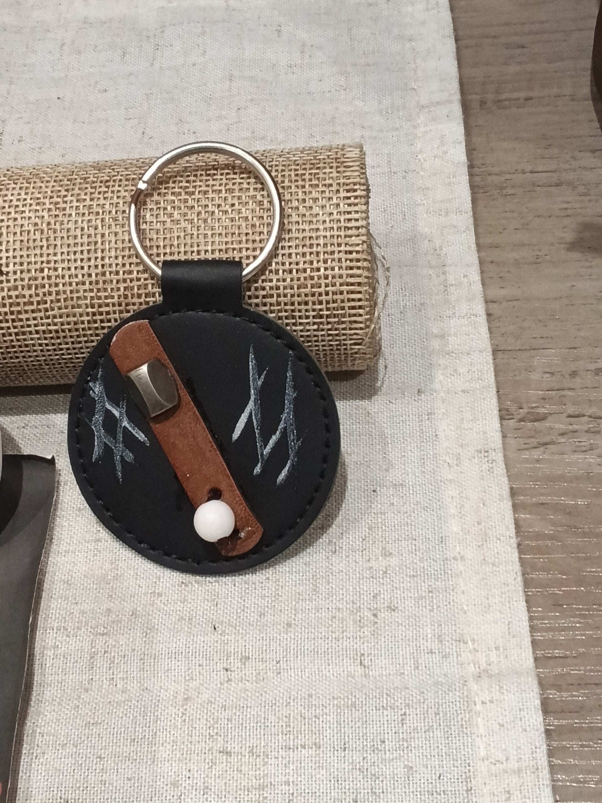 Porte clefs rond noir perle blanche