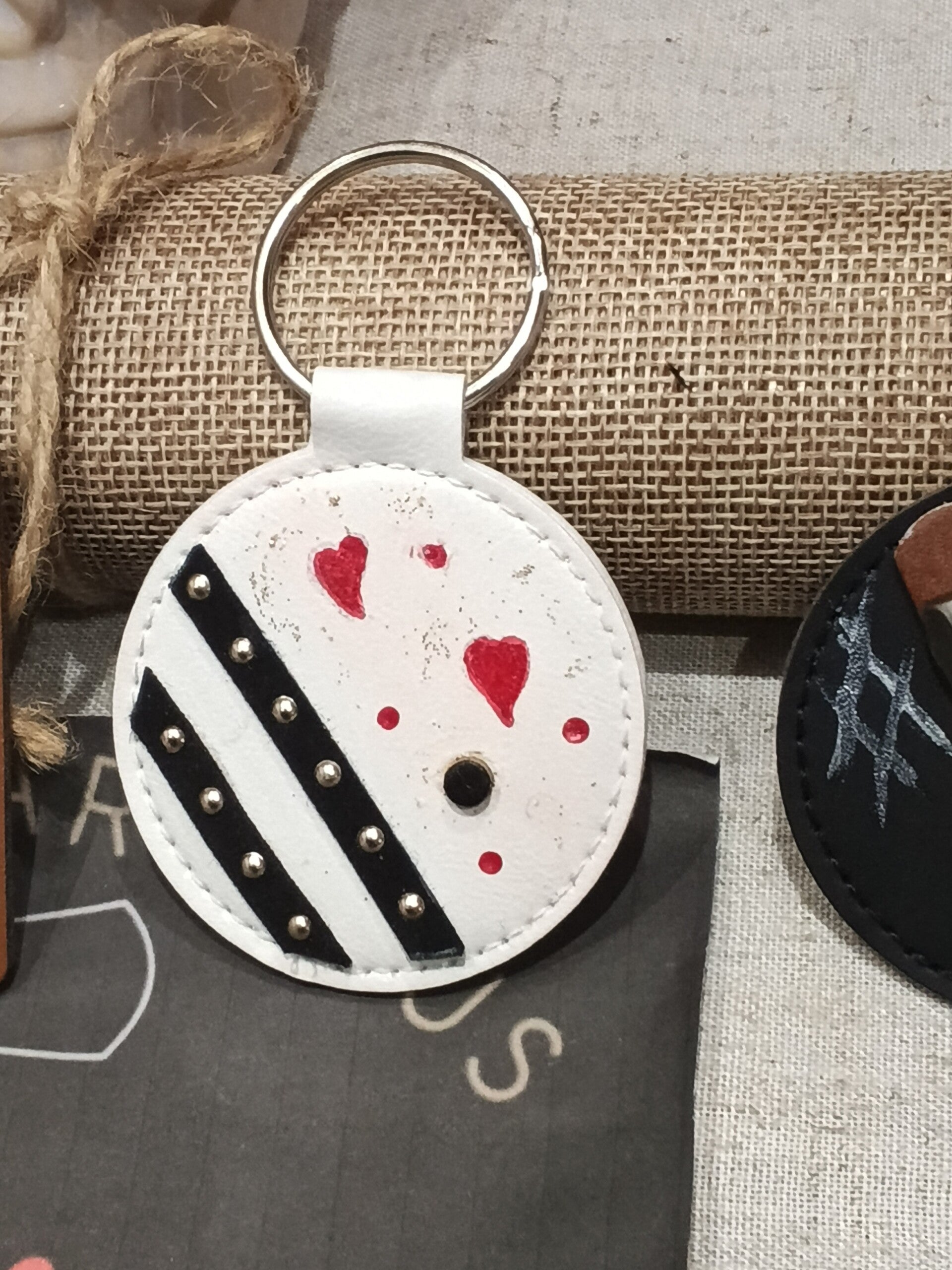 Porte clefs blanc rond petit cœur