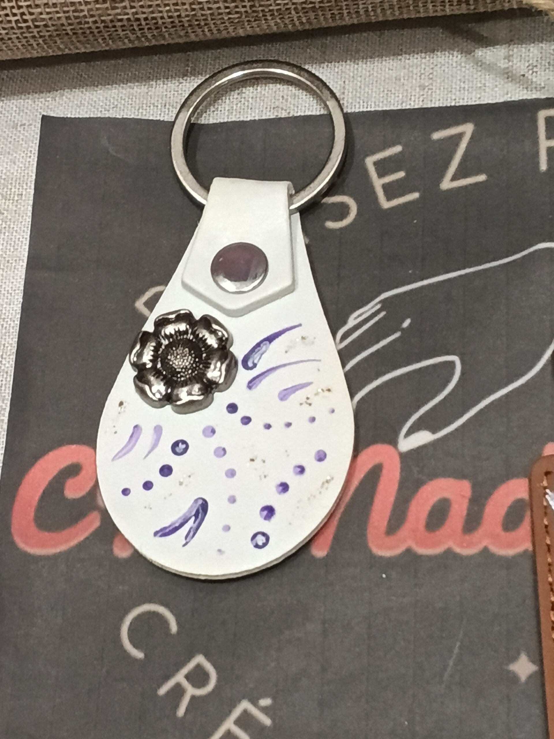Porte clefs goutte d'eau blanc fleur