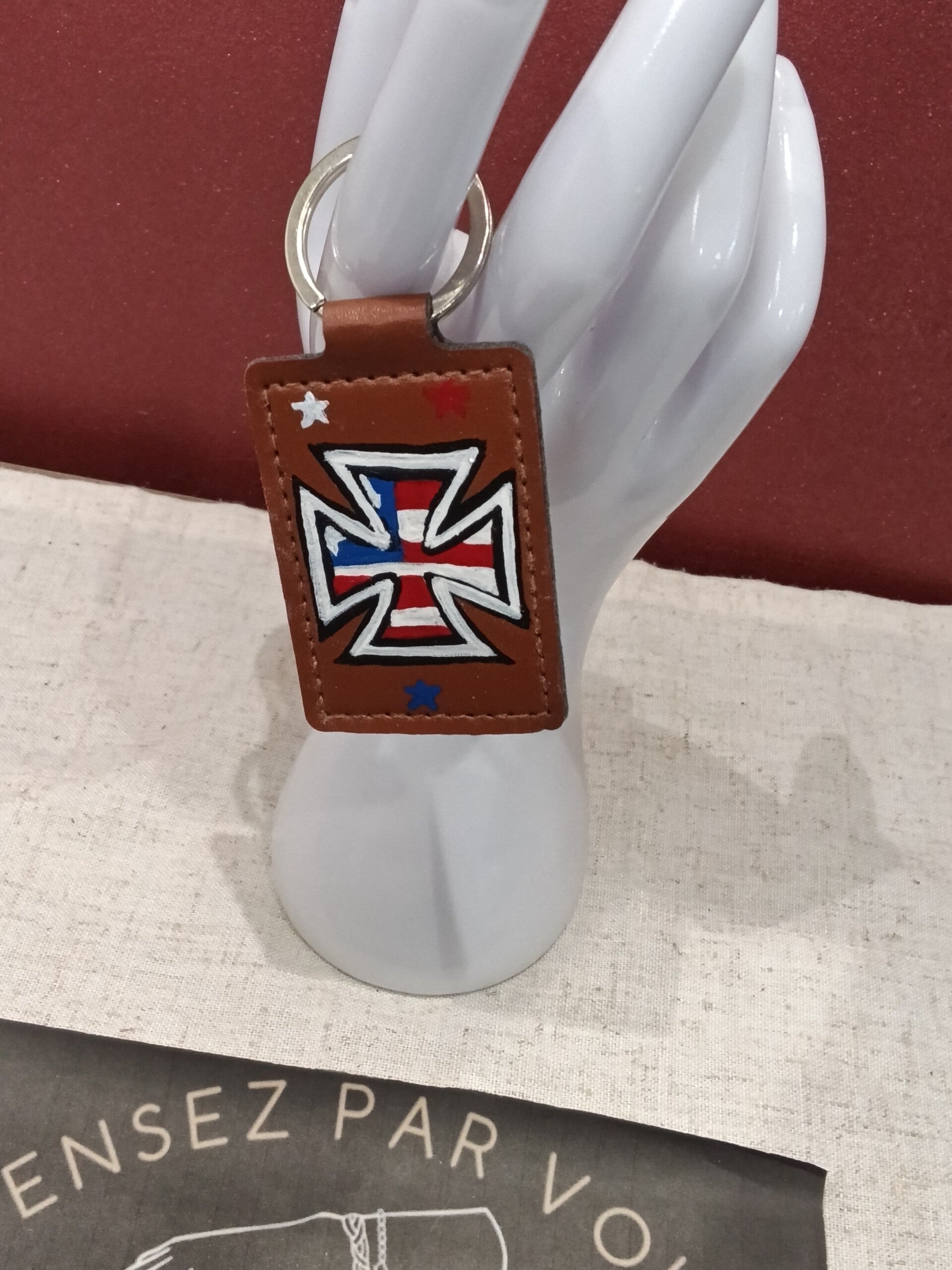 Porte clés peinture croix de Malte