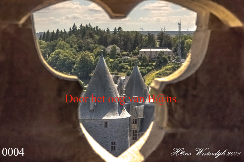 kijkend  door een kerkborstwering.