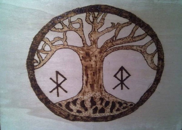 Arbre de vie aux symboles runiques – Pyrogravure sur bois