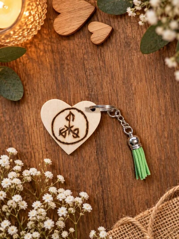 Porte-clés cœur en bois – symbole d’union viking