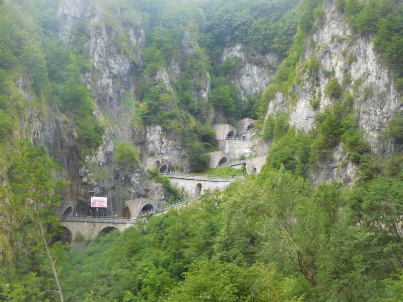 San Baldopas, wat een constructie om zo omhoog of omlaag te rijden via vele tunnels