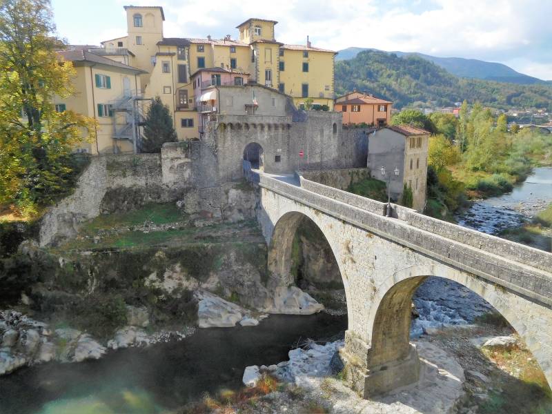 Castelnuovo Garfagna, alweer een verrassend mooie brug en dorp