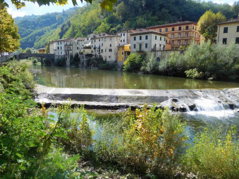 Ponte a Serraglia met mooie kleurrijke huizen, een oude brug en delen van een kasteel