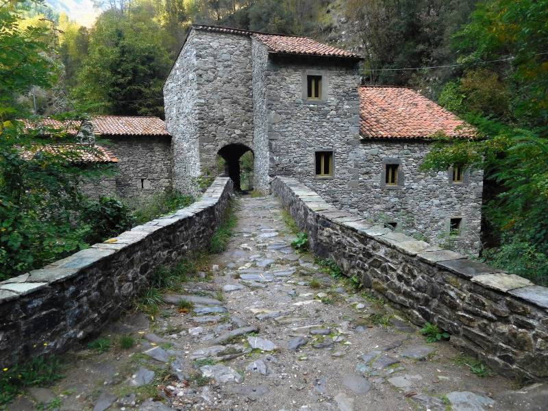 Frabbriche di Vallico, zeer mooi klein complex met oude brug