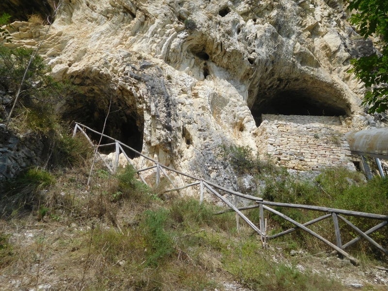 Grotte San Angelo met schrein en altaar