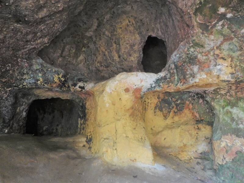 beneden Antica Monterano is nog van alles te zien, grotten en zwavel dat borrelt