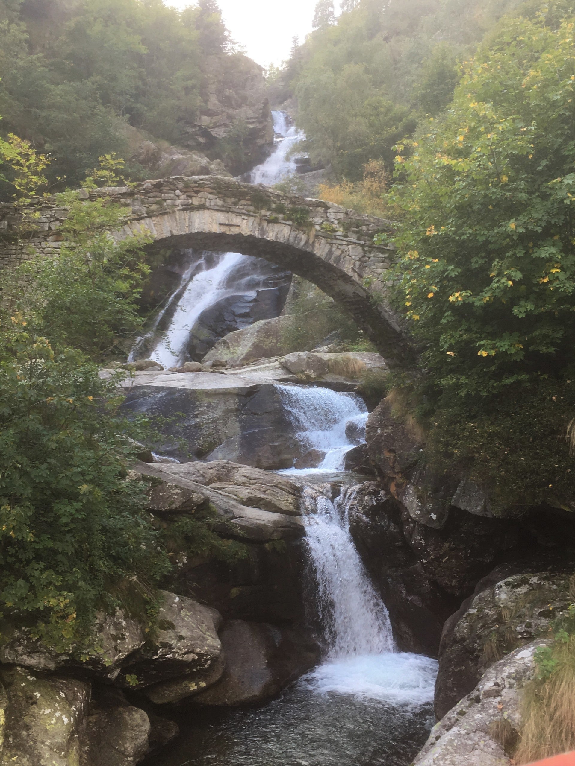 Fondo dorp en waterval