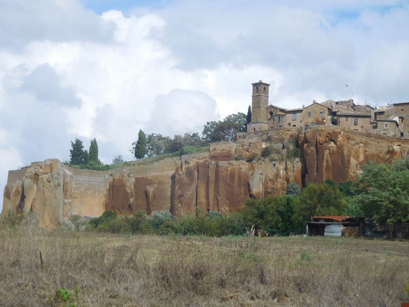 Orvieto, van buitenaf gezien. gebouw op de tuff steen rotsen