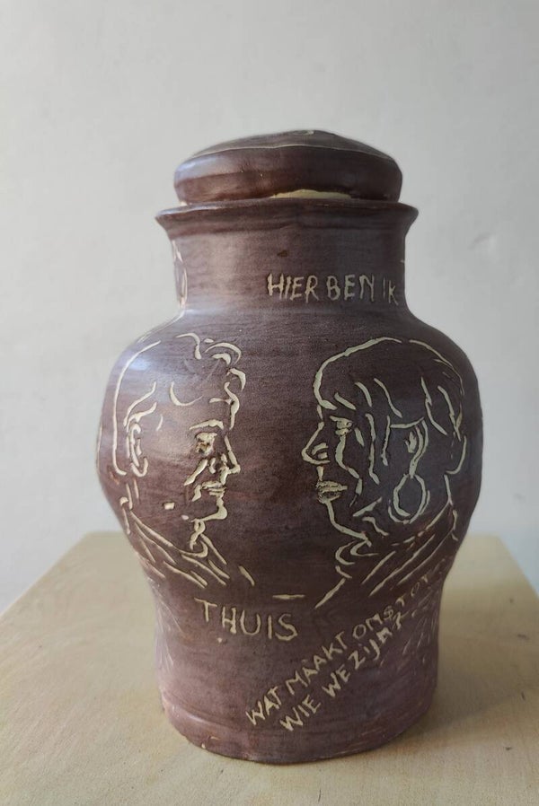 Family Urn; 'Here I Am' (n.t.k.)