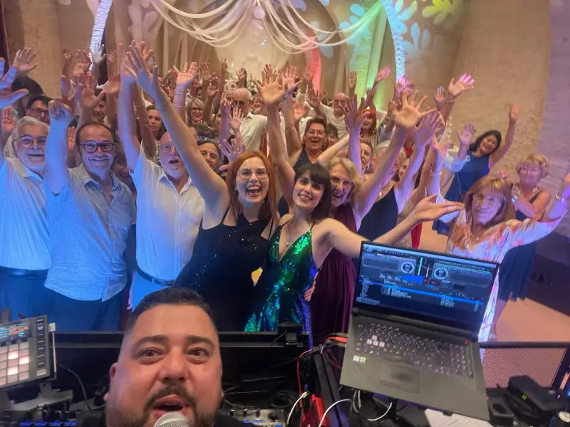 Mix mariage 100% personnalisé – DJ C-MiX fait danser les invités !.webp