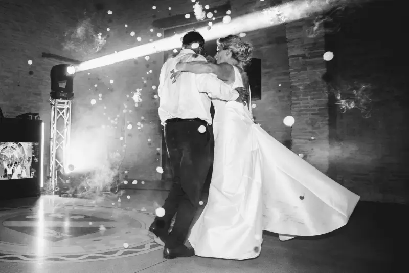 Mariage élégant avec DJ à Toulouse – Ambiance raffinée &amp; lumière tamisée.webp