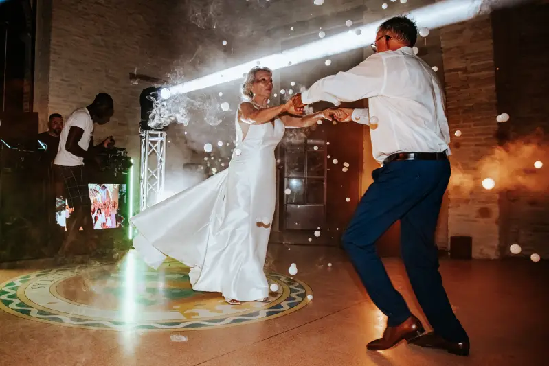 Mariage élégant avec DJ à Toulouse – Ambiance raffinée &amp; lumière tamisée.webp