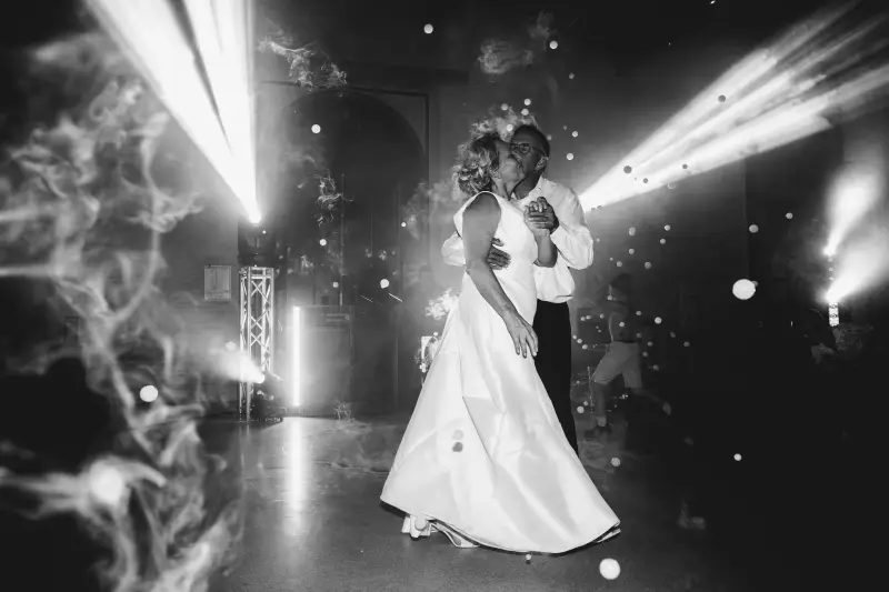 Mariage élégant avec DJ à Toulouse – Ambiance raffinée &amp; lumière tamisée.webp