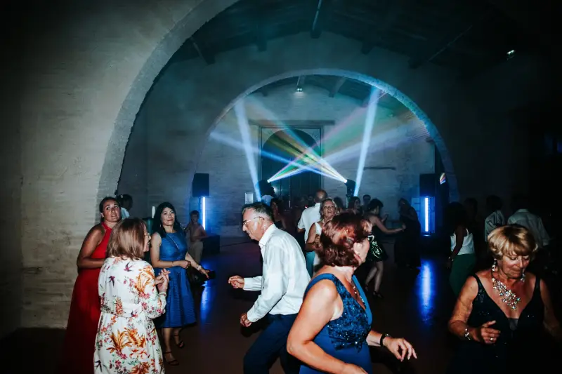 Mariage élégant avec DJ à Toulouse – Ambiance raffinée &amp; lumière tamisée.webp