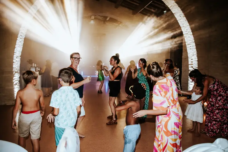 Mariage élégant avec DJ à Toulouse – Ambiance raffinée &amp; lumière tamisée.webp