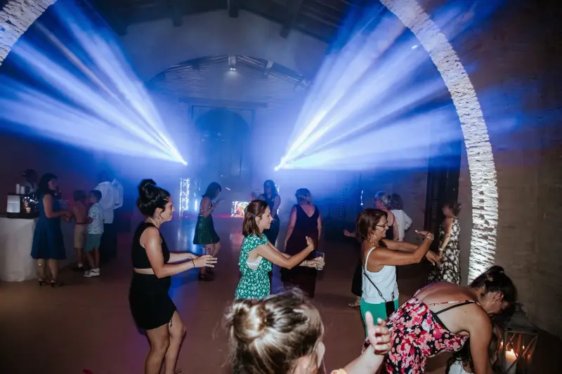 Mariage élégant avec DJ à Toulouse – Ambiance raffinée &amp; lumière tamisée.webp