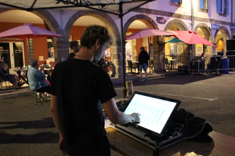 DJ pour comités des fêtes – Ambiance garantie en Haute-Garonne.webp