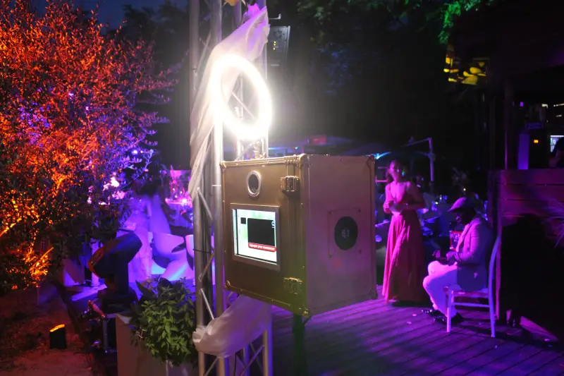 Location Photobooth Toulouse – Mariages, soirées &amp; événements d’entreprise.webp