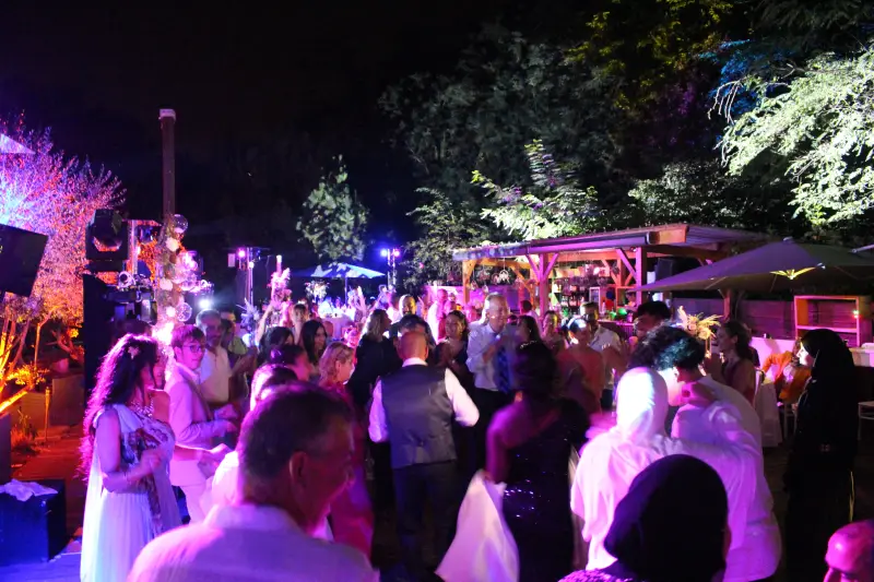 Éclairage architectural &amp; DJ professionnel pour mariage chic.webp