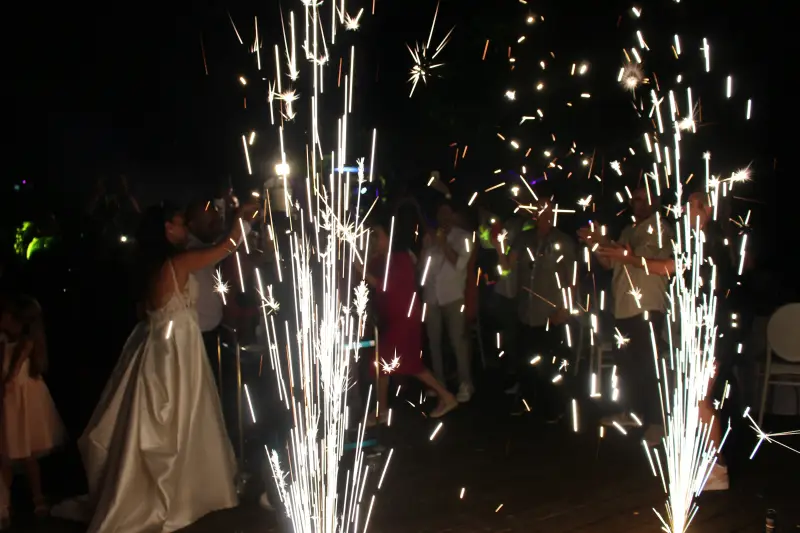 Ambiance spectaculaire avec jets de scène – DJ C-MiX événementiel.webp