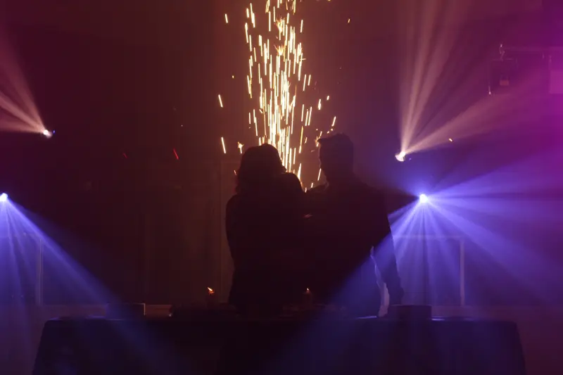 Anniversaire avec DJ C-MiX – Musique, lumière et souvenirs inoubliable..webp