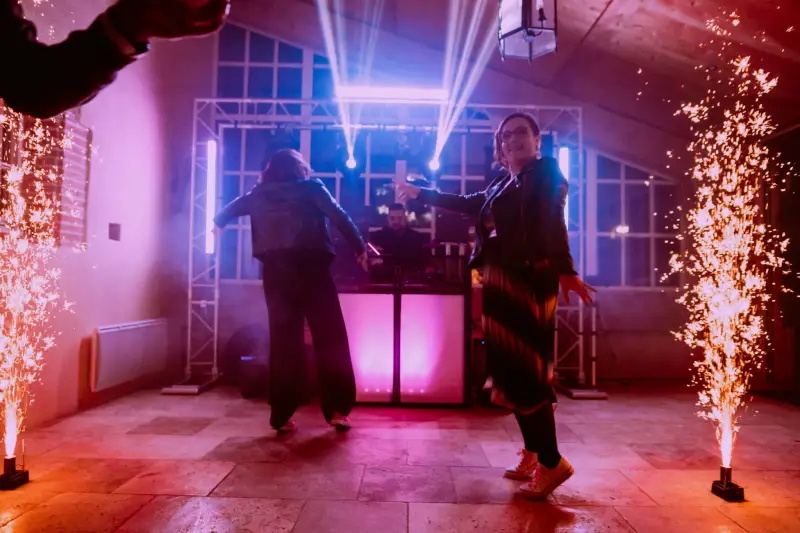 Mariage de rêve avec ambiance musicale sur mesure par DJ C-MiX.webp