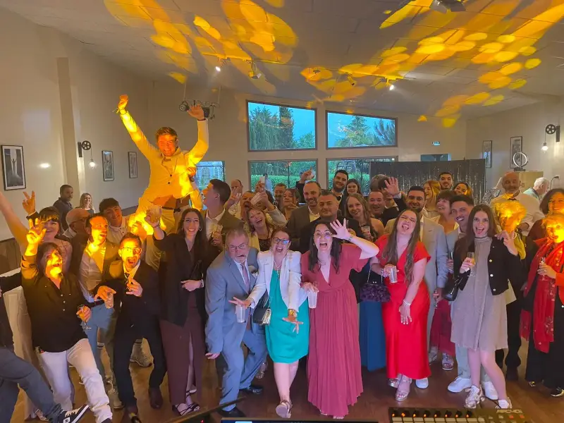 Mariage élégant avec DJ à Toulouse – Ambiance raffinée &amp; lumière tamisée.webp