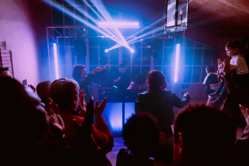 Mariage de rêve avec ambiance musicale sur mesure par DJ C-MiX.webp