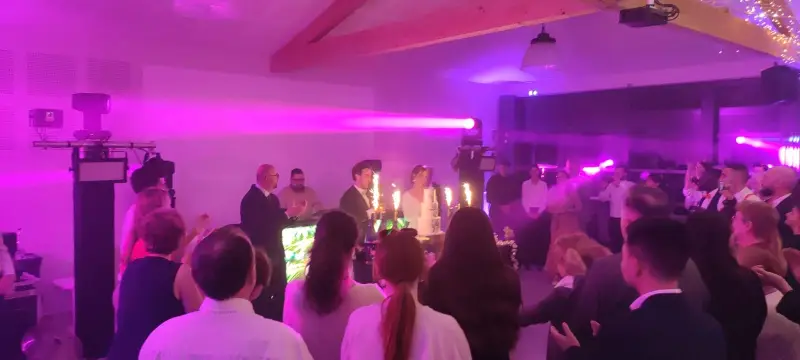 Éclairage architectural &amp; DJ professionnel pour mariage chic.webp