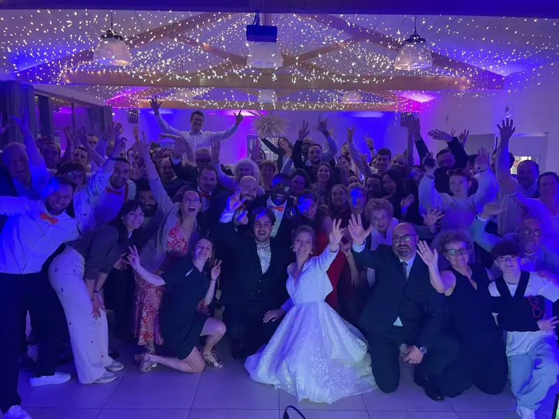 Mariage élégant avec DJ à Toulouse – Ambiance raffinée &amp; lumière tamisée.webp