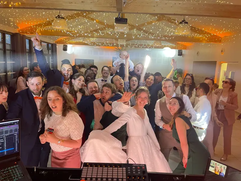 Mariage élégant avec DJ à Toulouse – Ambiance raffinée &amp; lumière tamisée.webp