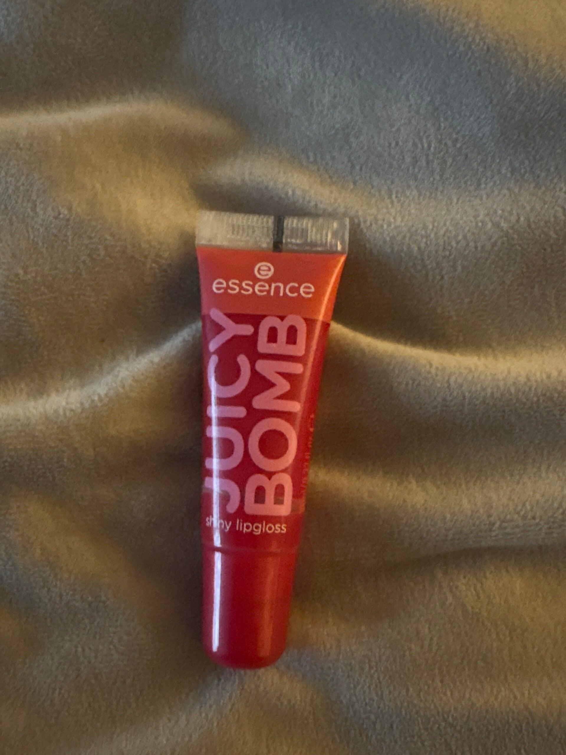 essence juicy bomb shiny lipgloss poppin pomegranate
