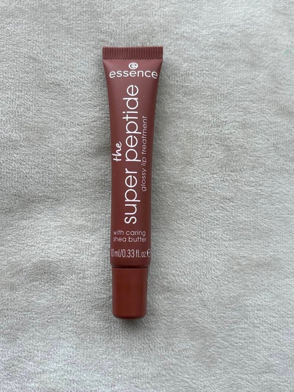 essence the super peptide glossy lip treatment with caring shea butter plumfection